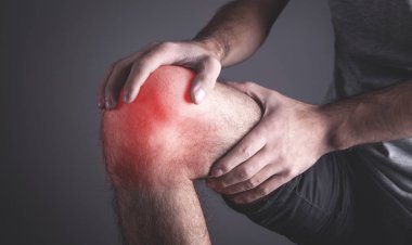 Diz ağrısı çeken beyaz bir adam..