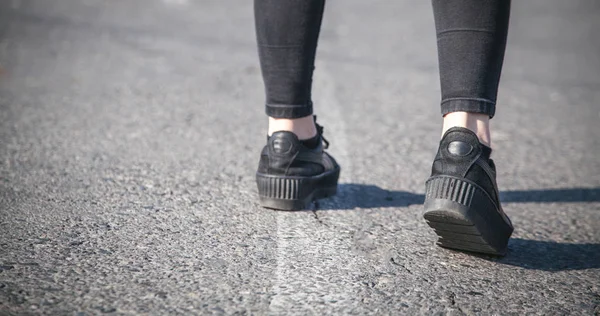 Kobieta z czarnym stylowe buty w odkrytym. — Zdjęcie stockowe