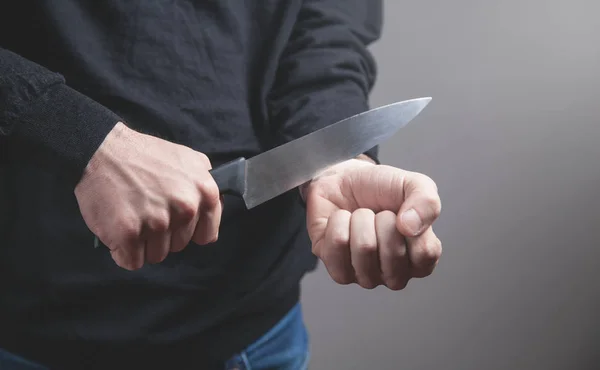 Un hombre con un cuchillo cortando venas. Suicidio. — Foto de Stock