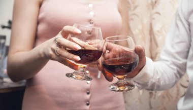 Konyaklı kadın ve erkeğin elleri.