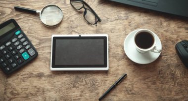 Ahşap masadaki iş nesneleri.