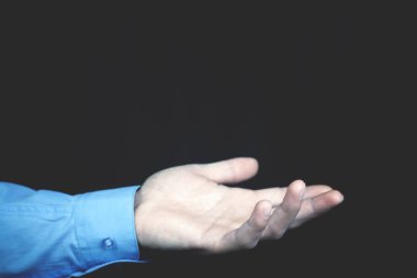 Adam gösteren boş el.