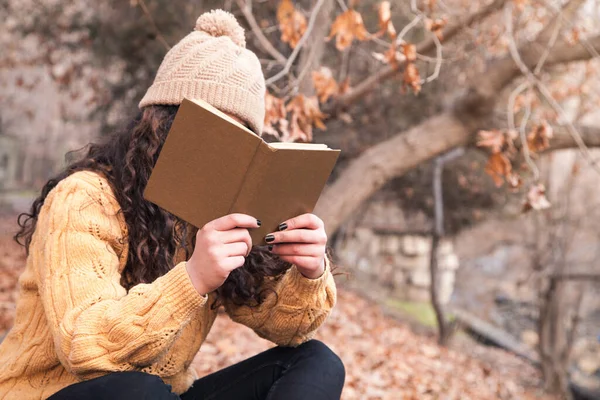 Девушка Читает Книгу Осеннем Парке — стоковое фото