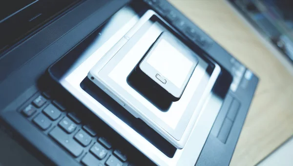 Smartphone Mit Tablet Auf Laptop Tastatur — Stockfoto