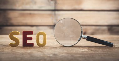 Büyüteçle süslü kelime Seo. Arama motoru optimizasyonu