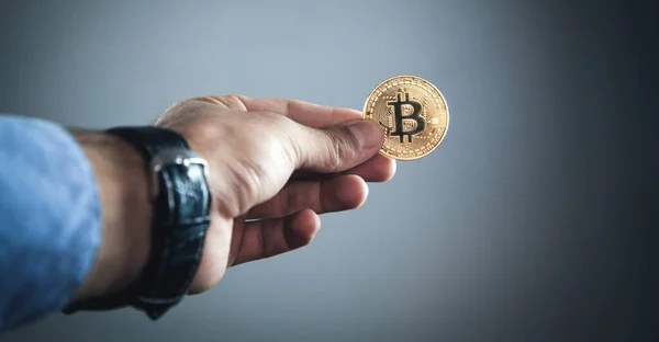 Erkek Holding Altın Bitcoin Sanal Para Kavramı — Stok fotoğraf