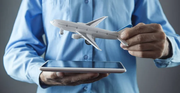 Homem Segurando Tablet Com Avião Brinquedo Conceito Viagem — Fotografia de Stock