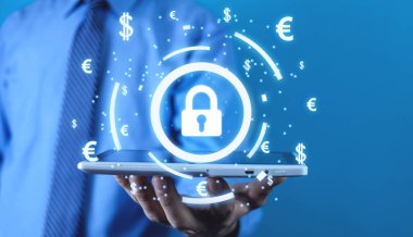 Üzerinde para sembolleri olan asma kilit tutan bir adam. Mali güvenlik