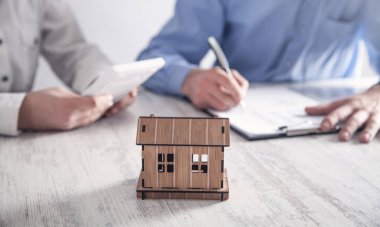 Ofiste müşterisi olan bir emlakçı. Emlak kavramı