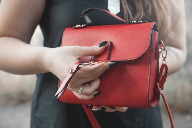 Kırmızı deri çanta tutan kadın. Moda.