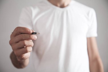 Boş ekrana yazan adam.