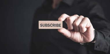 Tahta bloğu tutan adam. Üyelik kavramı