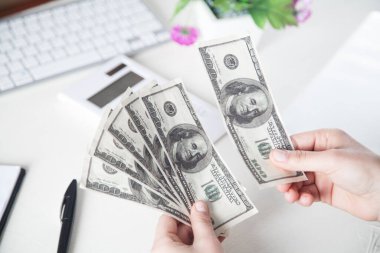 Dolarları tutan eller. Para saymak