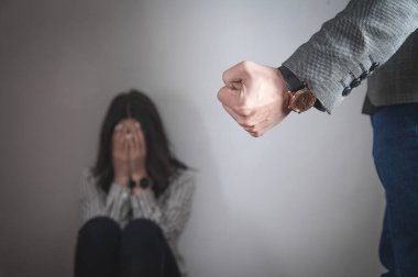 Saldırgan adam genç bir kıza vurmakla tehdit etti..