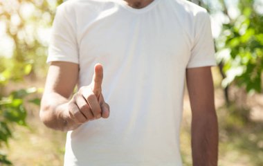 Adam dışarıda parmaklarını gösteriyor..