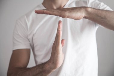 Kafkasyalı adam dışarı çıkma hareketi yapıyor..