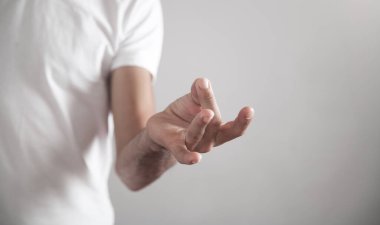 Ofiste yoga yapan bir adam. Meditasyon
