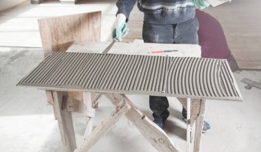 Zemini yeniliyorum. Döşeme seramik fayans