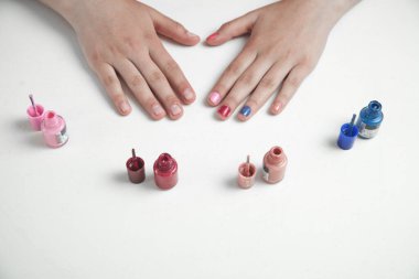 Güzellik manikürlü kız elleri.