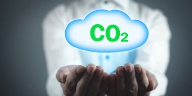 Bulutlu CO2 sembolü tutan adam..