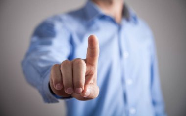 Ekranda parmakla gösteren ya da dokunan adam. 