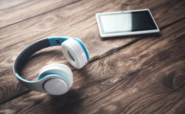 Tablet bilgisayarlı modern kablosuz kulaklık.