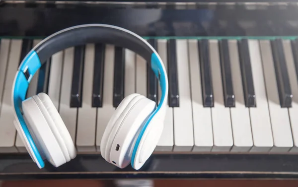 Headphones Piano Keyboard Music — Stock Photo, Image
