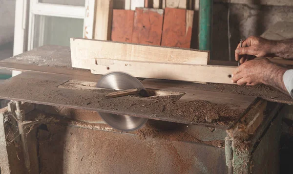 Carpintero Cortando Trozo Madera Con Una Máquina Carpintería —  Fotos de Stock