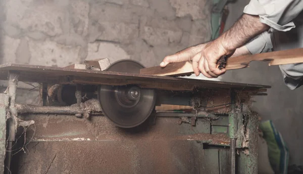 Carpintero Cortando Trozo Madera Con Una Máquina Carpintería —  Fotos de Stock