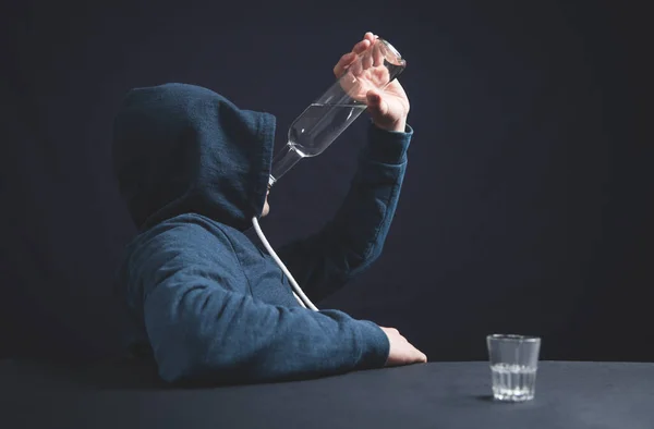 Homem Alcoólico Caucasiano Com Vodka — Fotografia de Stock