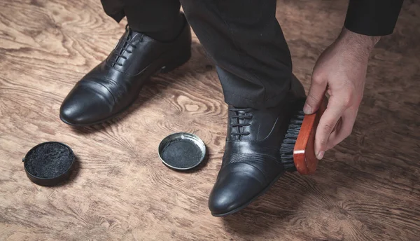 Mann Poliert Schuhe Mit Pinsel — Stockfoto