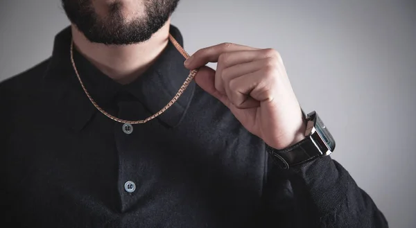 Pahalı kolyesi olan bir adam. Moda aksesuarları ve mücevherleri