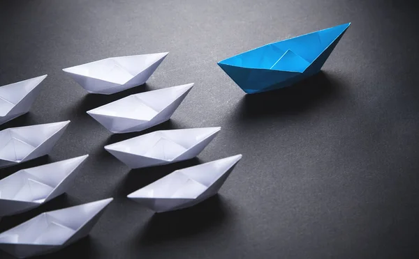 Mavi beyaz kağıt tekne. Liderlik kavramı