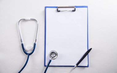 Stetoskop, ilaç panosu ve kalem. Doktor işyeri