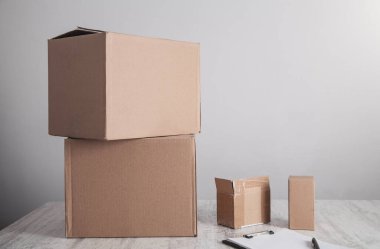 Masadaki karton kutular. Ürün, Ticaret, Perakende, Teslimat