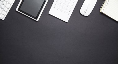 Ofis işyeri. Siyah arkaplanda iş nesneleri