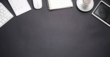 Ofis işyeri. Siyah arkaplanda iş nesneleri