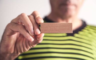 Tahta boş bloğu tutan adam.