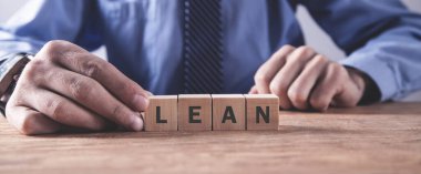 Küplerde Lean kelimesini gösteren adam.