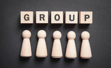 Küplü insan ahşap figürler. Grup