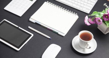 Ofis işyeri. Siyah arkaplanda iş nesneleri