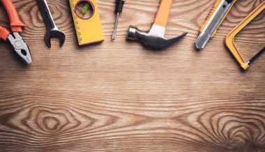 Ahşap arka planda çalışma araçları.