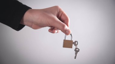 Adam anahtarla asma kilidi gösteriyor. Güvenlik kavramı