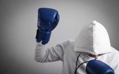 Boks eldivenli kapüşonlu adam..