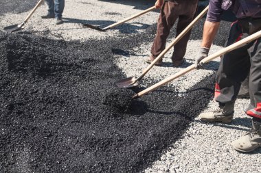 Asfalt düzenleyen işçiler. Yol yapımı. Sanayi
