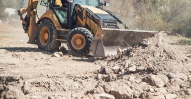 Kazıcı inşaat alanında çalışıyor..