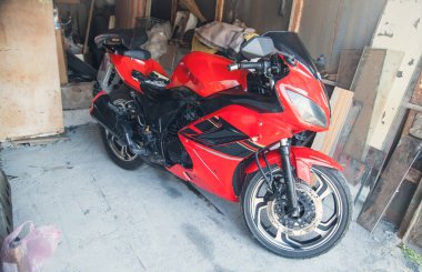 Kırmızı motosiklet garajda. Hız