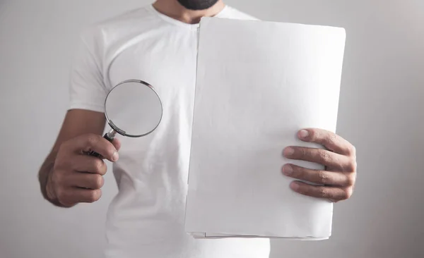 Hombre Sosteniendo Lupa Con Documentos — Foto de Stock