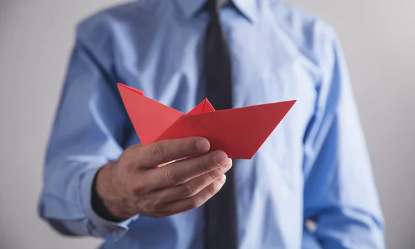 Uomo Possesso Origami Rosso Barca Carta — Foto Stock