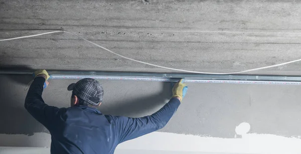 Trabajador Caucásico Usando Cinta Métrica — Foto de Stock